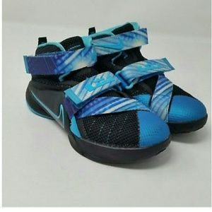 Nike Lebron Soldier IX

(Big kids)